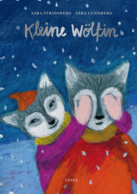 Zwei Wölfe in bunter Kleidung, einer hält dem anderen die Augen zu. Schneeflocken fallen vom Himmel, Hintergrund ist blau.