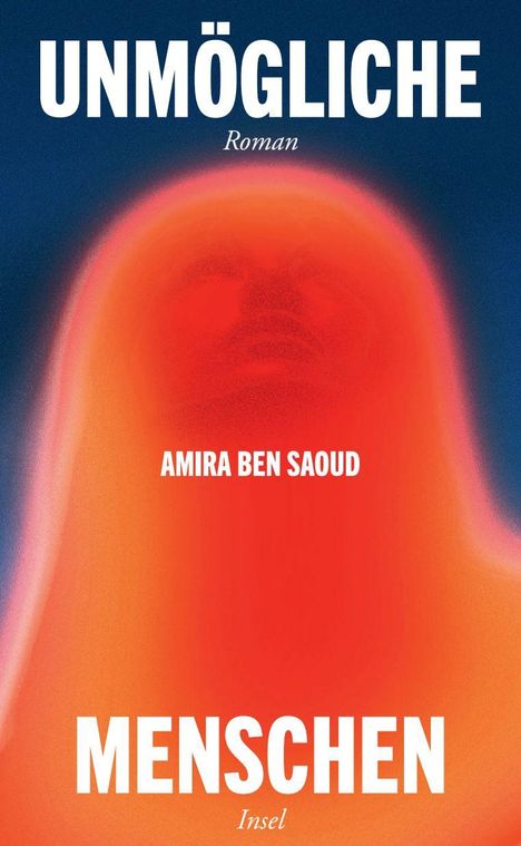 Text: Unmögliche Menschen - Roman - Amira Ben Saoud - Insel. Eine rote, verschwommene Gestalt vor dunkelblauem Hintergrund.