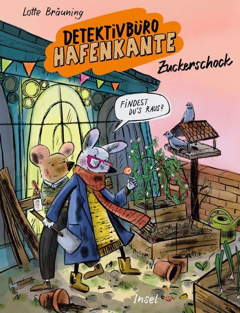 „Detektivbüro Hafenkante“, „Zuckerschock“, „Findest du's raus?“. Zwei Tiere in Detektiv-Trenchcoats in einem Garten.
