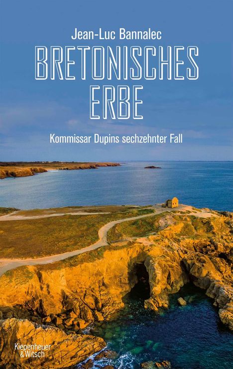 Text: "Jean-Luc Bannalec, BRETONISCHES ERBE, Kommissar Dupins sechzehnter Fall". Küstenlandschaft mit Felsen und Meer.