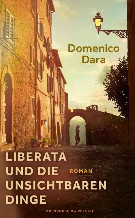 „LIBERATA UND DIE UNSICHTBAREN DINGE“ von Domenico Dara. Eine historische Straße, Person vor einem Torbogen.