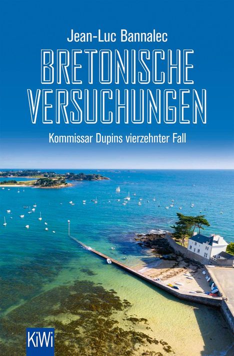 Jean-Luc Bannalec, Bretonische Versuchungen. Kommissar Dupins vierzehnter Fall. Küstenlandschaft mit Häusern und Booten.