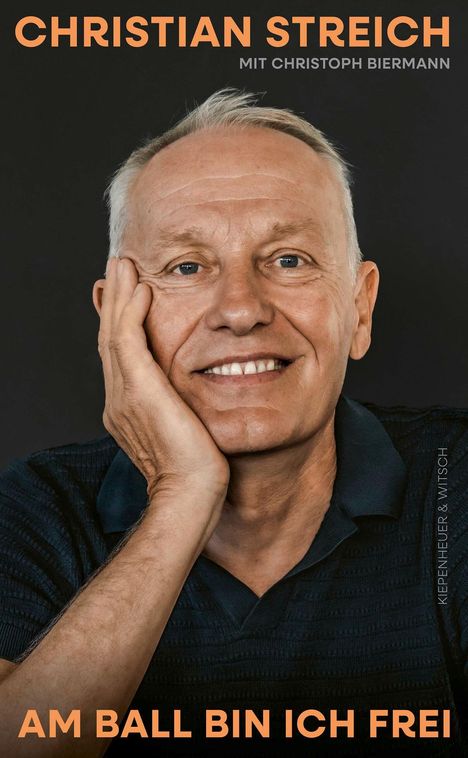 „CHRISTIAN STREICH MIT CHRISTOPH BIERMANN“ oben, „AM BALL BIN ICH FREI“ unten. Ein lächelnder Mann stützt seinen Kopf.