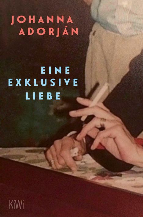 Text: "Jóhanna Adorján EINE EXKLUSIVE LIEBE". Eine Person hält eine Zigarette und eine Hand.