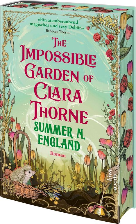 Buchtitel: The Impossible Garden of Clara Thorne von Summer N. England. Illustration: Blumen, Schwerter, Igel im Korb.