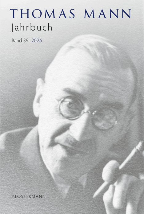 "THOMAS MANN Jahrbuch Band 39 2026" in blauen und schwarzen Buchstaben, unscharfes Porträt eines Mannes mit Brille und Pfeife.