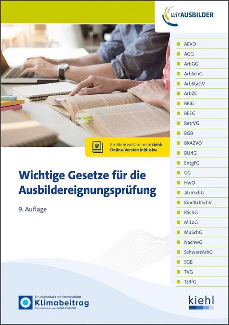 Texte: "Wichtige Gesetze für die Ausbildereignungsprüfung", "9. Auflage". Zwei Personen studieren Bücher und Laptop.