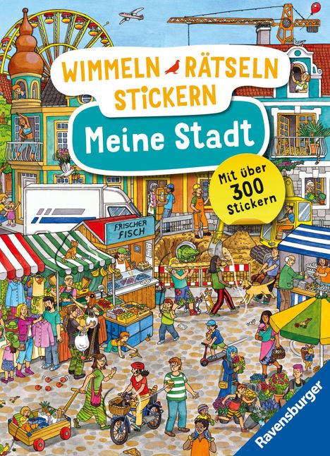 „Wimmeln Rätseln Stickern Meine Stadt“. Illustration eines belebten Marktplatzes mit Menschen, Ständen und Aktivitäten.