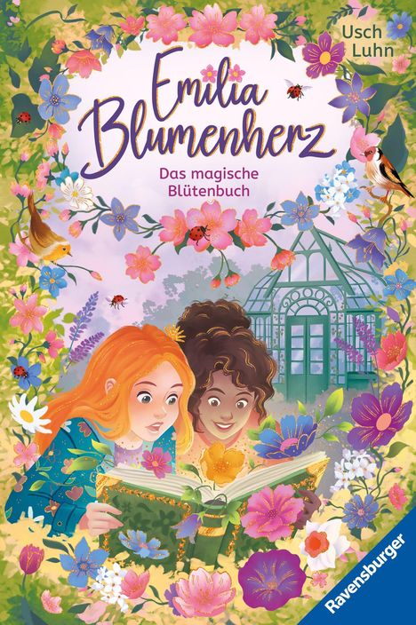 "Emilia Blumenherz. Das magische Blütenbuch. Usch Luhn." Zwei Mädchen sind fasziniert von einem blühenden Buch, umgeben von Blumen.