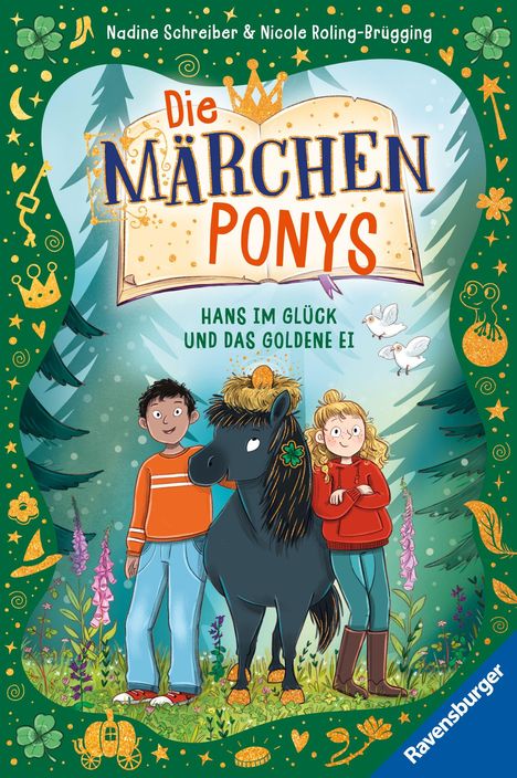 Die Märchenponys. Hans im Glück und das goldene Ei. Zwei Kinder und ein schwarzes Pony stehen im Wald. Bunte Dekoration.