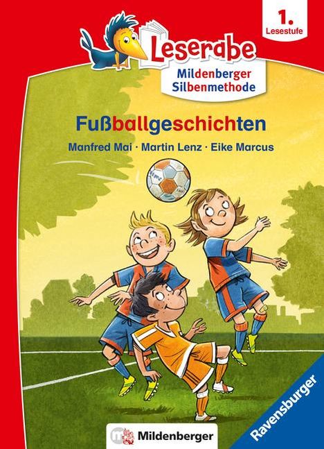 "Fußballgeschichten" unten, fröhliche Kinder in Fußballkleidung spielen mit einem Ball über grünem Rasen.