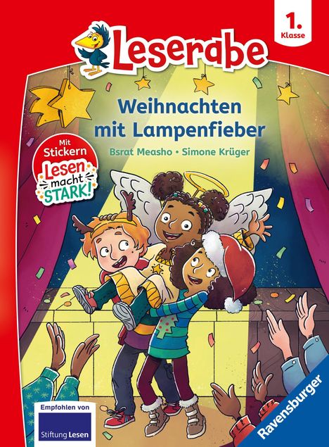 "Weihnachten mit Lampenfieber" zeigt fröhliche Kinder in festlicher Kleidung auf einer Bühne, umrahmt von Dekorationen.