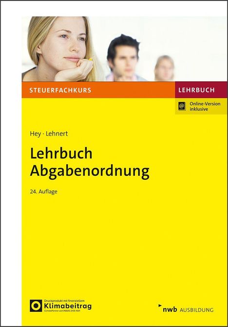 "Lehrbuch Abgabenordnung, 24. Auflage." Oben junge Frau und weitere unscharfe Personen im Hintergrund.