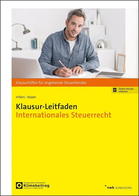 „Klausur-Leitfaden Internationales Steuerrecht“; ein Mann sitzt an einem Tisch, konzentriert schreibend.