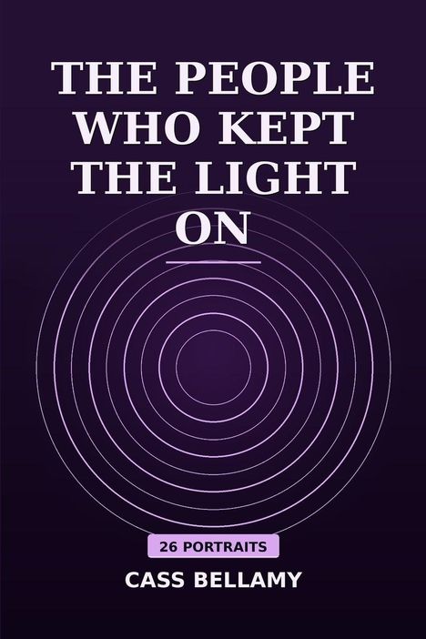 Text: "THE PEOPLE WHO KEPT THE LIGHT ON", "26 PORTRAITS", "CASS BELLAMY". Illustration mit konzentrischen Kreisen in Lila.