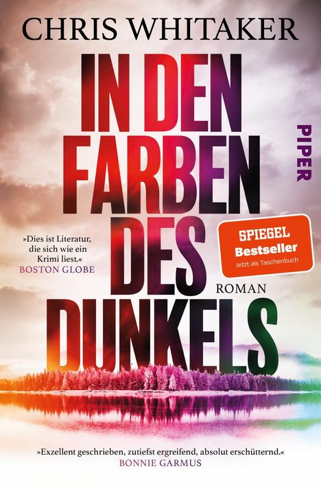 „Chris Whitaker, In den Farben des Dunkels, SPIEGEL Bestseller.“ Farbeffekte: Wald und See in leuchtenden Tönen.