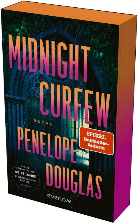 Der Text "MIDNIGHT CURFEW" und "PENELOPE DOUGLAS" auf einem dunklen Hintergrund mit gotischen Fenstern.