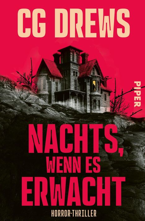 "CG Drews. Nachts, wenn es erwacht. Horror-Thriller. Piper." Illustration eines düsteren Hauses auf rotem Hintergrund.