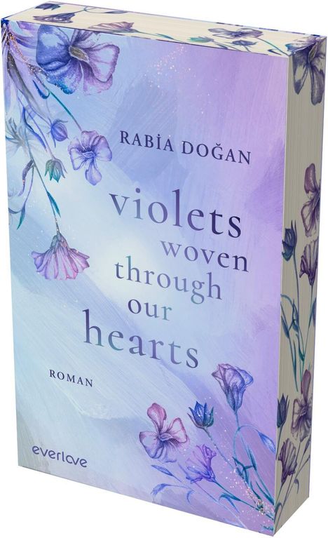 Buchtitel und Autor: Rabia Doğan, "violets woven through our hearts". Lila Illustration mit Blumen auf dem Cover.
