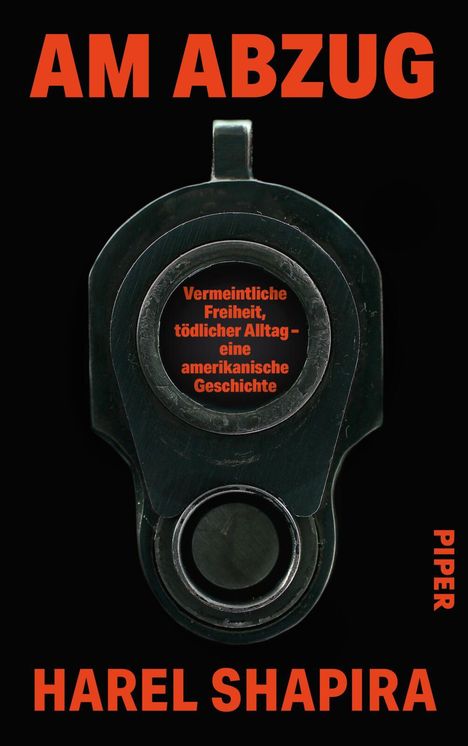 Text: „AM ABZUG,“ „Vermeintliche Freiheit, tödlicher Alltag – eine amerikanische Geschichte,“ „HAREL SHAPIRA,“ „PIPER.“  
Darstellung: Pistolenlauf von vorne.