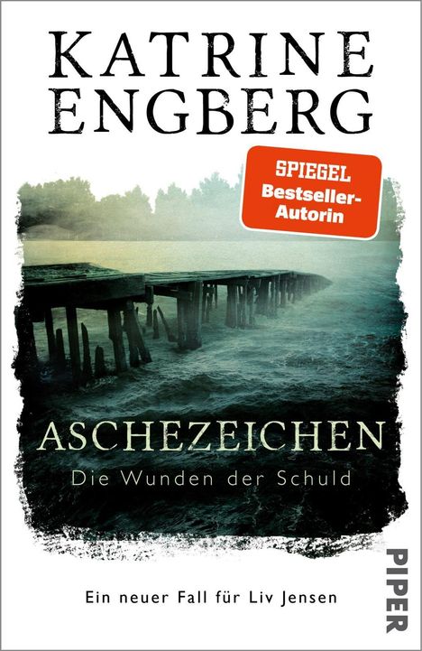 „Aschezeichen: Die Wunden der Schuld“, „Ein neuer Fall für Liv Jensen“. Ein Steg führt ins neblige Wasser.