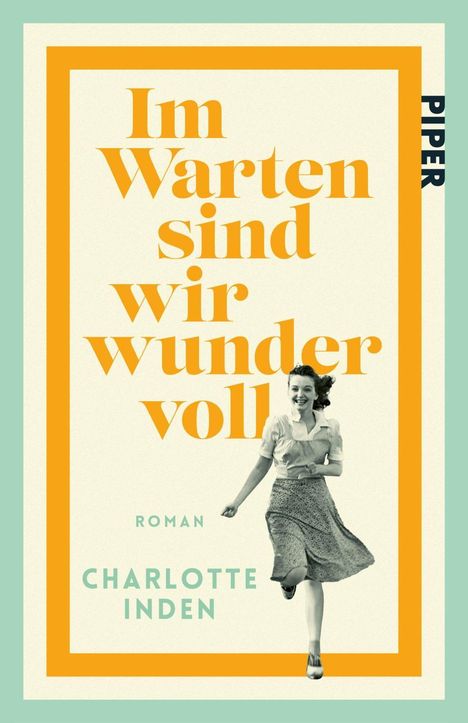 "Im Warten sind wir wundervoll", Roman von Charlotte Inden, darunter lächelt eine Frau im Rock.