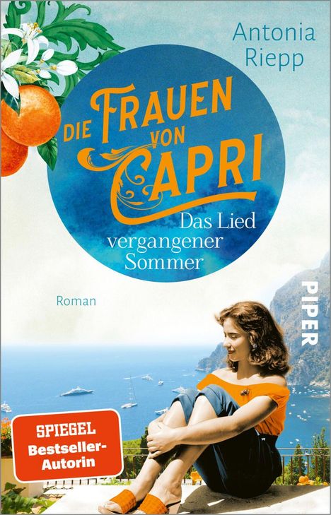 "Die Frauen von Capri: Das Lied vergangener Sommer" von Antonia Riepp, PIPER. Eine Frau in Sommerkleidung vor Küstenlandschaft.
