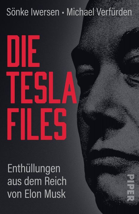 „Die Tesla Files“ in Rot, „Enthüllungen aus dem Reich von Elon Musk“ in Weiß. Schwarz-weißes Porträt im Hintergrund.
