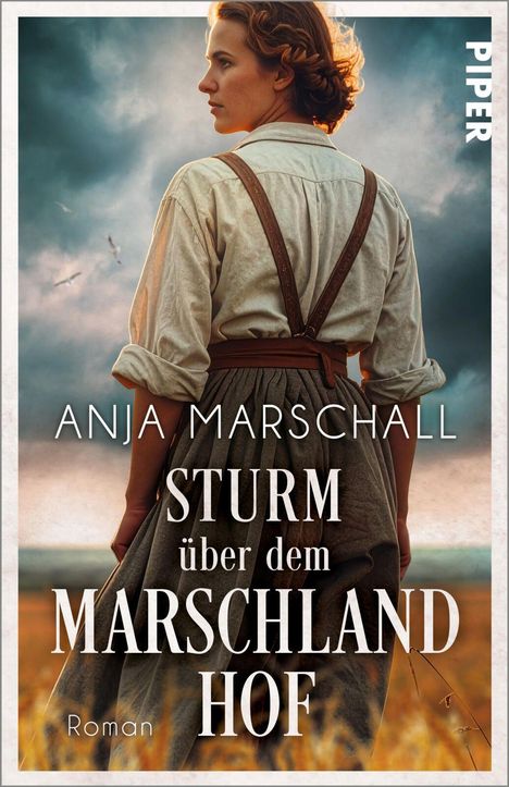 "Anja Marschall, Sturm über dem Marschlandhof, Roman." Eine Frau steht im Feld, der Himmel ist bewölkt und dramatisch.
