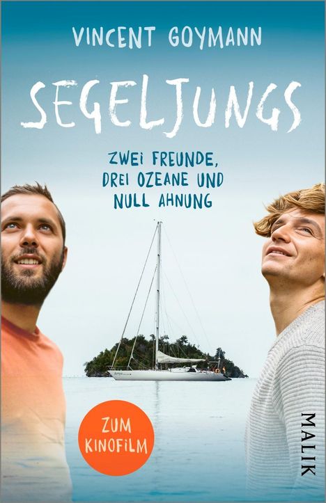 Titel: "Segeljungs." Untertitel: "Zwei Freunde, drei Ozeane und null Ahnung." Zwei Männer, ein Segelboot, Meer.