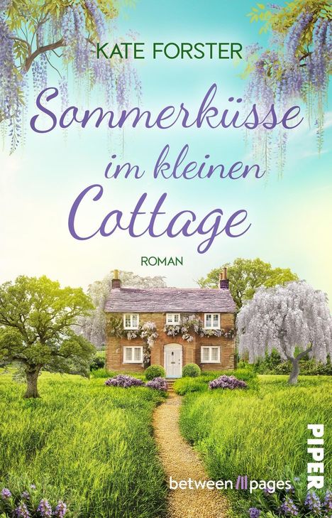 „Sommerküsse im kleinen Cottage“ von Kate Forster, Roman. Ein Landhaus mit Garten, blühende Bäume und ein Kiesweg.