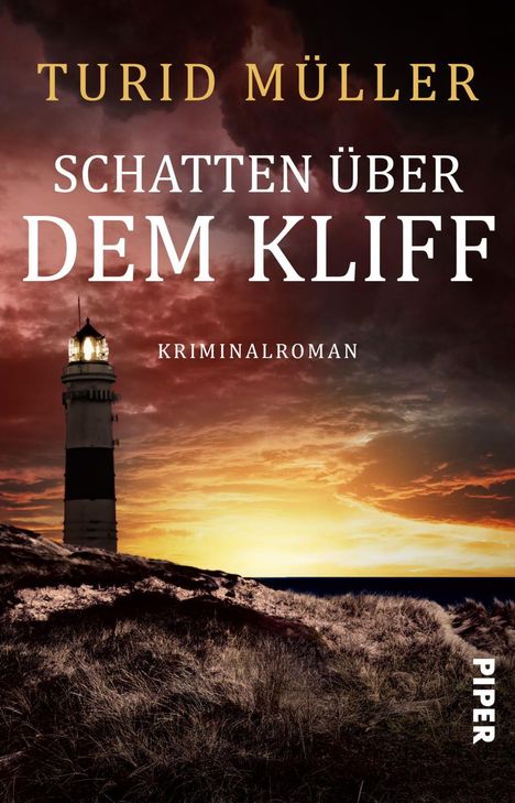 „Turid Müller: Schatten über dem Kliff. Kriminalroman.“ Ein Leuchtturm an einer Küste bei Sonnenuntergang.