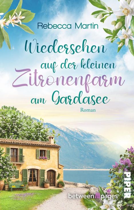 „Rebecca Martin: Wiedersehen auf der kleinen Zitronenfarm am Gardasee. Roman.“ Ein Haus am See mit Bergen im Hintergrund.