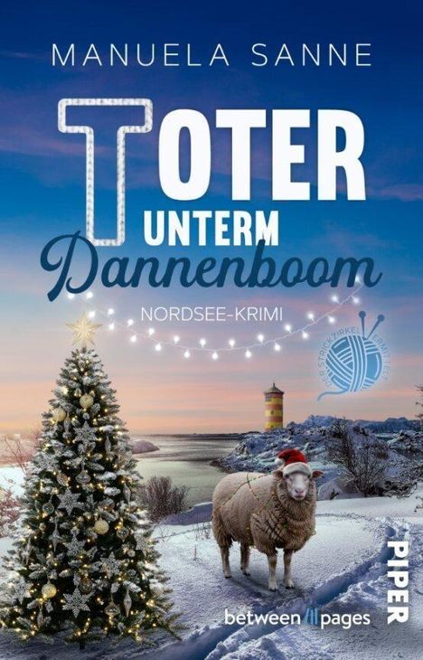 „Toter unterm Tannenboom“, Nordsee-Krimi. Ein festlich geschmückter Baum, ein Schaf mit Mütze, ein Leuchtturm im Hintergrund.