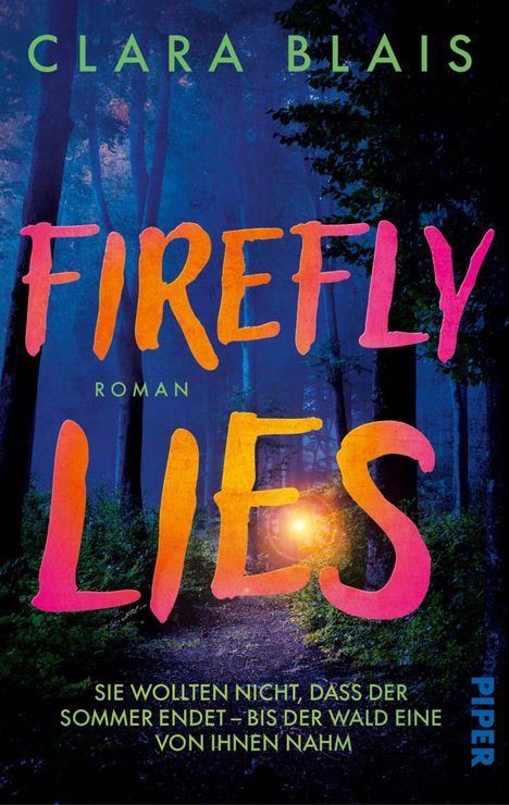 Titel: "Firefly Lies". Autor: Clara Blais. Text: "Sie wollten nicht, dass der Sommer endet – bis ...". Hintergrund: Waldpfad bei Nacht.