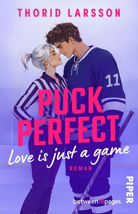 "Puck Perfect. Love is just a game. Roman. Thorid Larsson." Illustration: Eine weißhaarige Frau blickt einen Eishockeyspieler an.