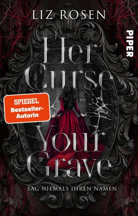 "Her Curse Your Grave", "Sag niemals ihren Namen", "Spiegel Bestseller-Autorin." Frau im roten Kleid vor einem Spiegel.
