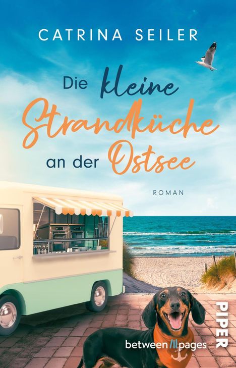 „Catrina Seiler, Die kleine Strandküche an der Ostsee, Roman.“ Ein Foodtruck am Strand, davor ein Hund, Hintergrund Meer.