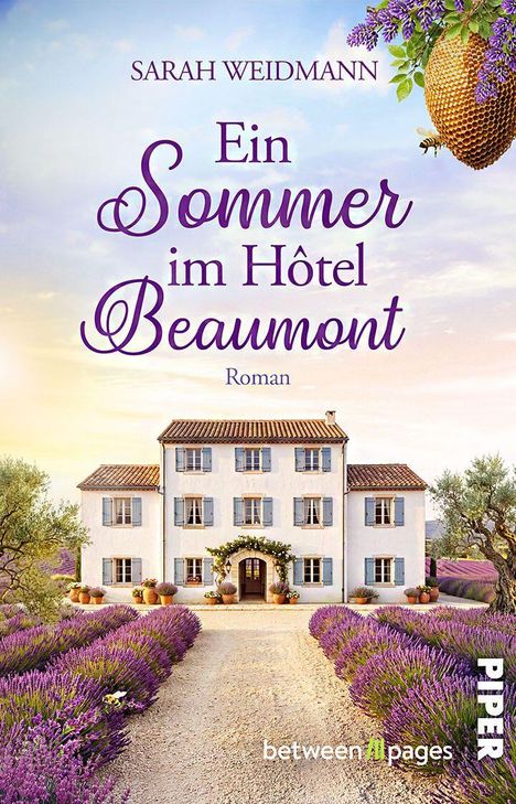 "Ein Sommer im Hôtel Beaumont" von Sarah Weidmann. Ansicht eines Hauses inmitten von Lavendelfeldern.