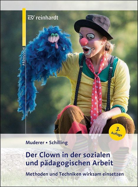 Cover mit Text: "Der Clown in der sozialen und pädagogischen Arbeit". Ein Clown in farbenfrohem Kostüm mit blauem Plüschtier.