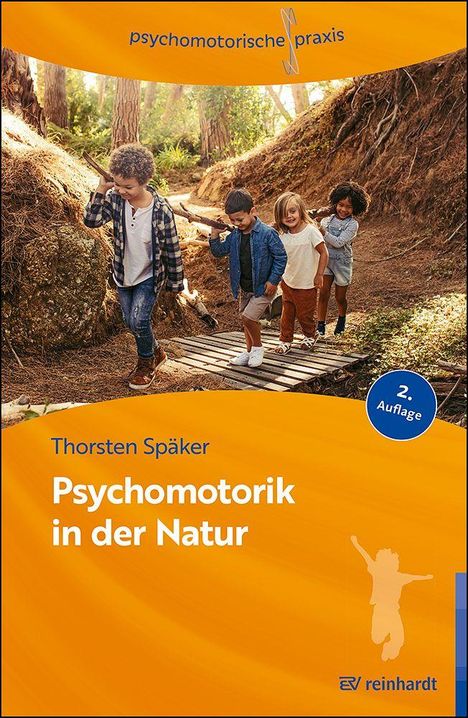 Cover des Buches „Psychomotorik in der Natur“ von Thorsten Späker. Kinder spielen in einem Wald.
