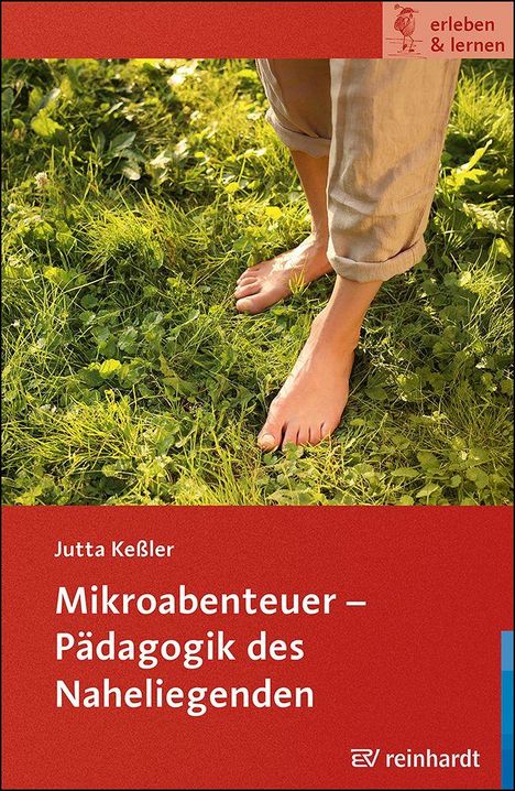 "Mikroabenteuer – Pädagogik des Naheliegenden." Füße im Gras, hochgekrempelte Hosen. Oberer roter Rand mit Logo.