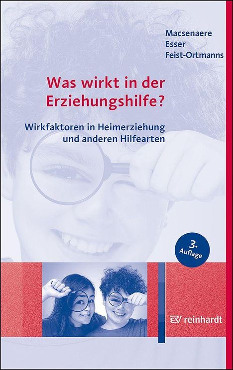"Was wirkt in der Erziehungshilfe? Wirkfaktoren in Heimerziehung und anderen Hilfarten." Zwei Kinder mit Lupen.