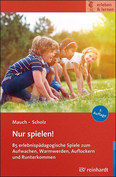 "Nur spielen!" 85 erlebnispädagogische Spiele. Kinder spielen im Freien auf Gras. Oben rechts Logo "erleben & lernen".