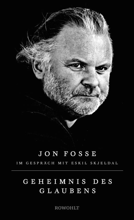 "JON FOSSE Im Gespräch mit Eskil Skjeldal Geheimnis des Glaubens ROWOHLT." Schwarz-weiß Porträt eines Mannes.