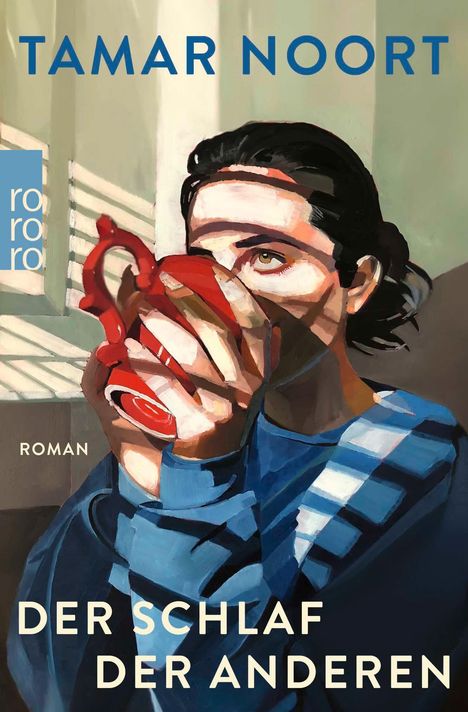 "TAMAR NOORT", "DER SCHLAF DER ANDEREN", "ROMAN". Illustration einer Person mit roter Tasse und blauem Pullover.
