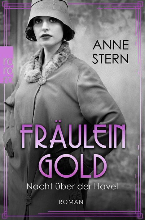 "Fräulein Gold: Nacht über der Havel" von Anne Stern. Frau in Vintage-Mantel mit Hut, lila Verzierungen im Rahmen.