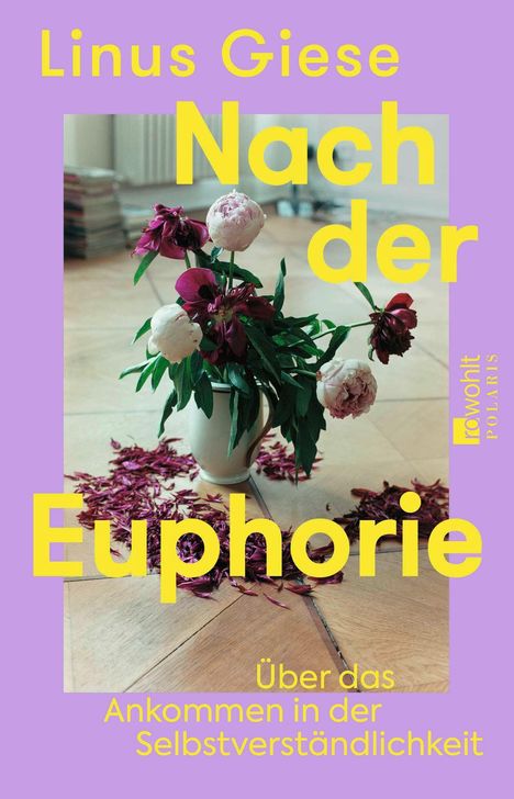 „Linus Giese: Nach der Euphorie. Über das Ankommen in der Selbstverständlichkeit.“ Vase mit Blumen auf Holzboden.