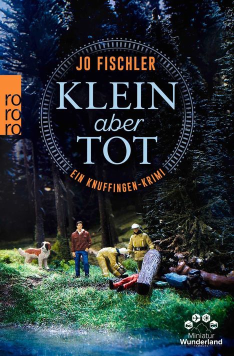 Text: "Jo Fischler, KLEIN aber TOT, EIN KNUFFINGEN-KRIMI". Kleine Figuren im Wald, ein Hund und Männer in Einsatzkleidung.