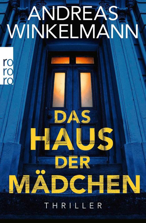 ANDREAS WINKELMANN, DAS HAUS DER MÄDCHEN, Thriller, bläuliches Gebäude mit beleuchteter Tür, rororo-Logo.